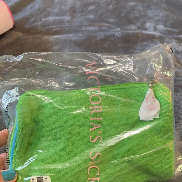NEW Victoria Secret MakeUp Bags & Smoothing Scrub - Picture 4 of 7